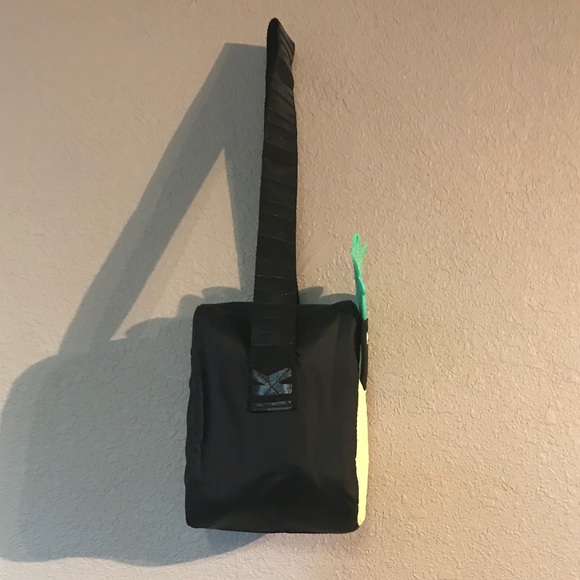 PINK Victoria’s Secret Lunch Box Bag Pineapple - Picture 4 of 6